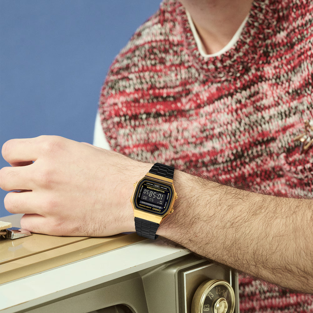 Reloj Casio Original A168WEGB-1B Negro con Detalles Dorados – Diseño Retro y Multifunción - Casio en Perú | Jherr Jewelry