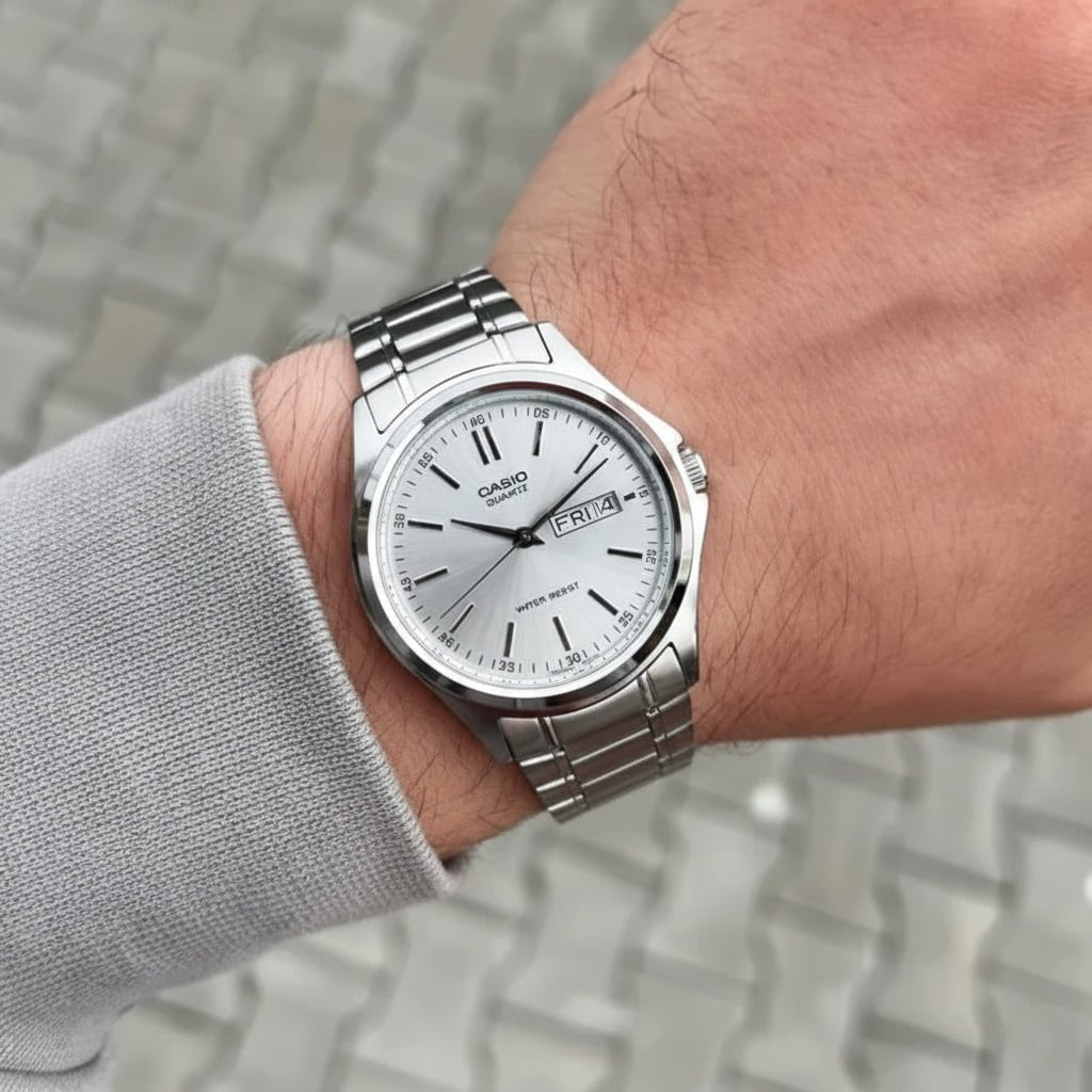 Reloj Casio MTP-1239D-7A para hombre en muñeca con esfera blanca y correa de acero inoxidable.