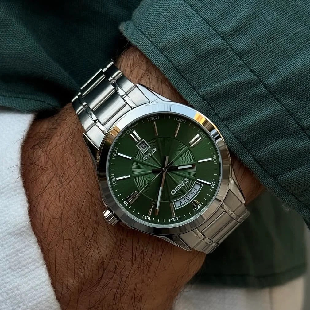 Reloj Casio MTP-1381D-3AV verde puesto en muñeca hombre brazalete acero plateado original en Perú