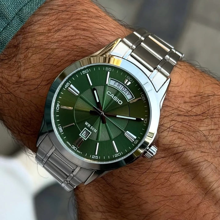 Vista frontal reloj Casio MTP-1381D-3AV esfera verde en muñeca hombre acero plateado original Perú