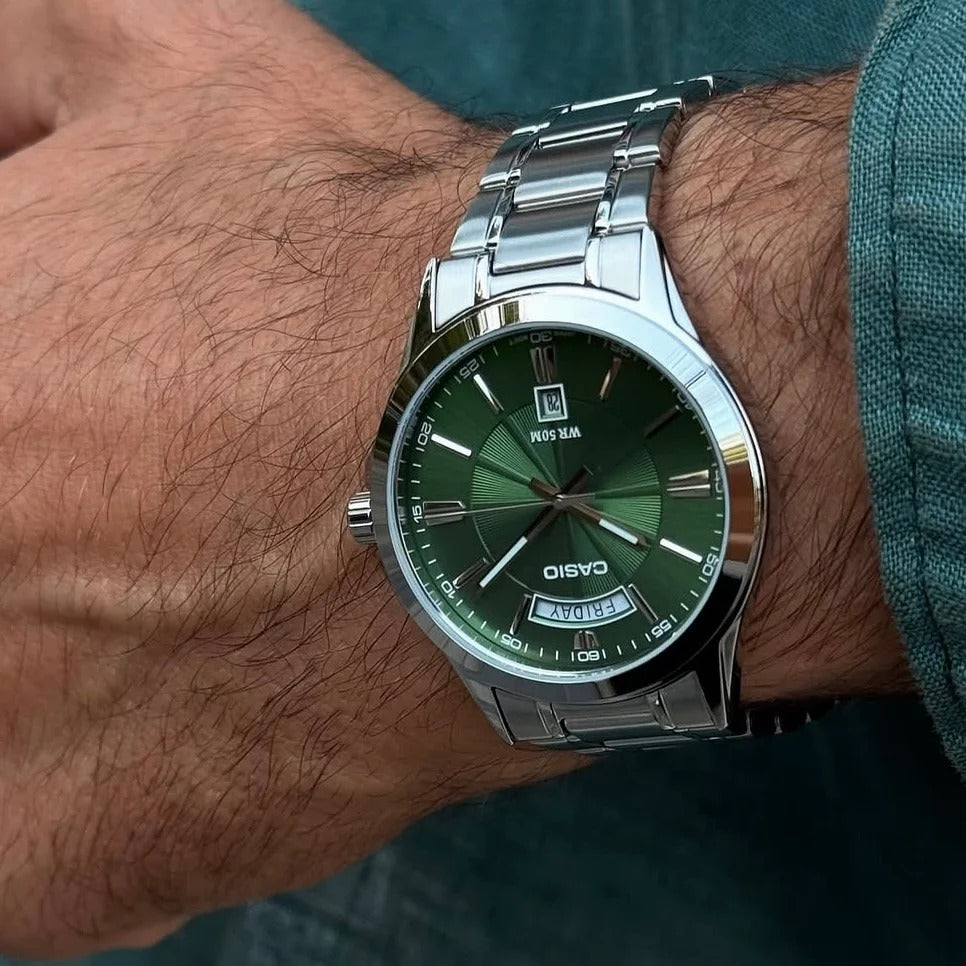 Vista lateral reloj Casio MTP-1381D-3AV verde brazalete acero plateado en muñeca hombre original Perú