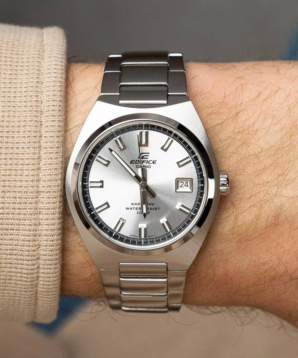 Hombre con Reloj Casio Edifice EFB-109D-7AV cronógrafo acero blanco en muñeca