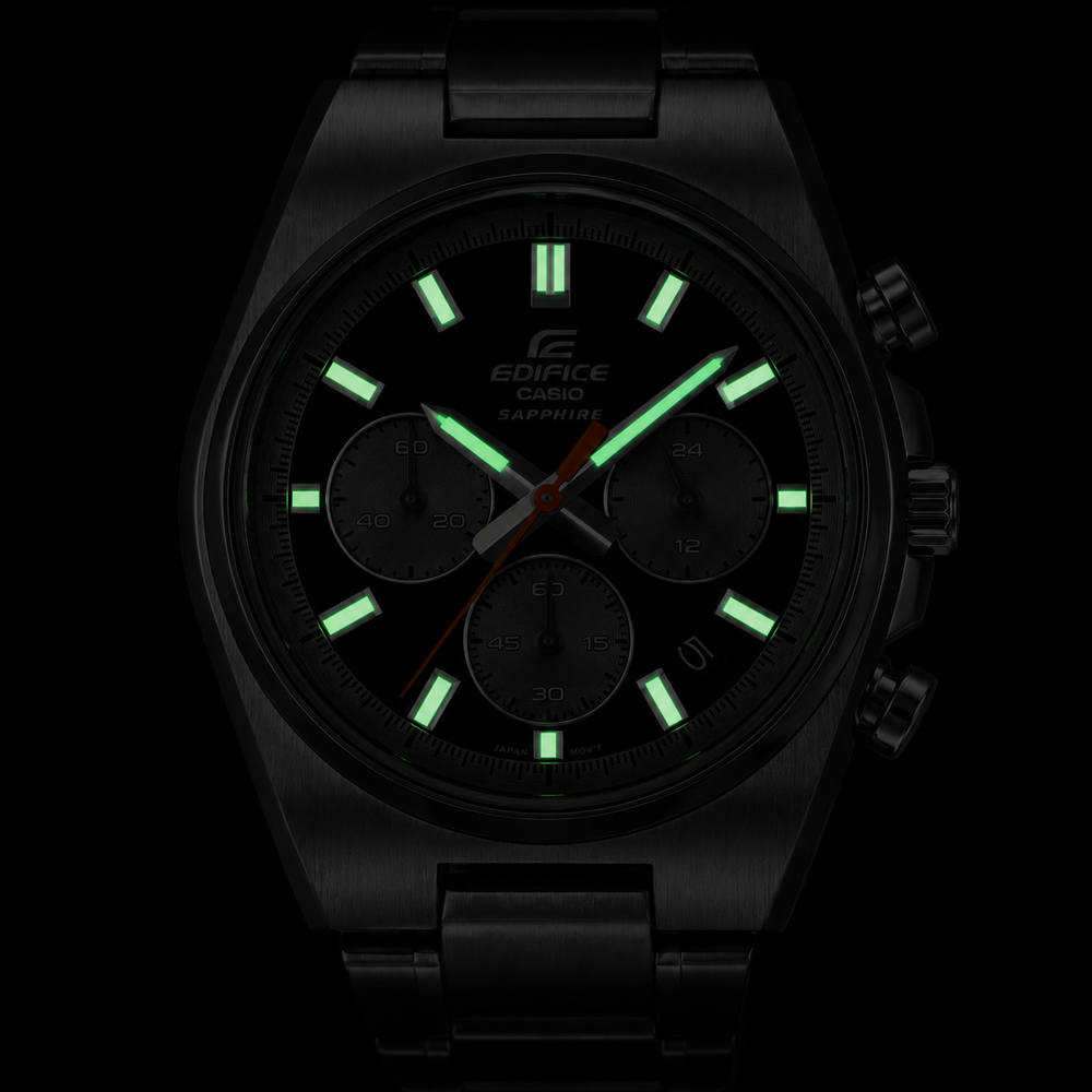 Reloj edifice con luz nocturna en los diales y agujas