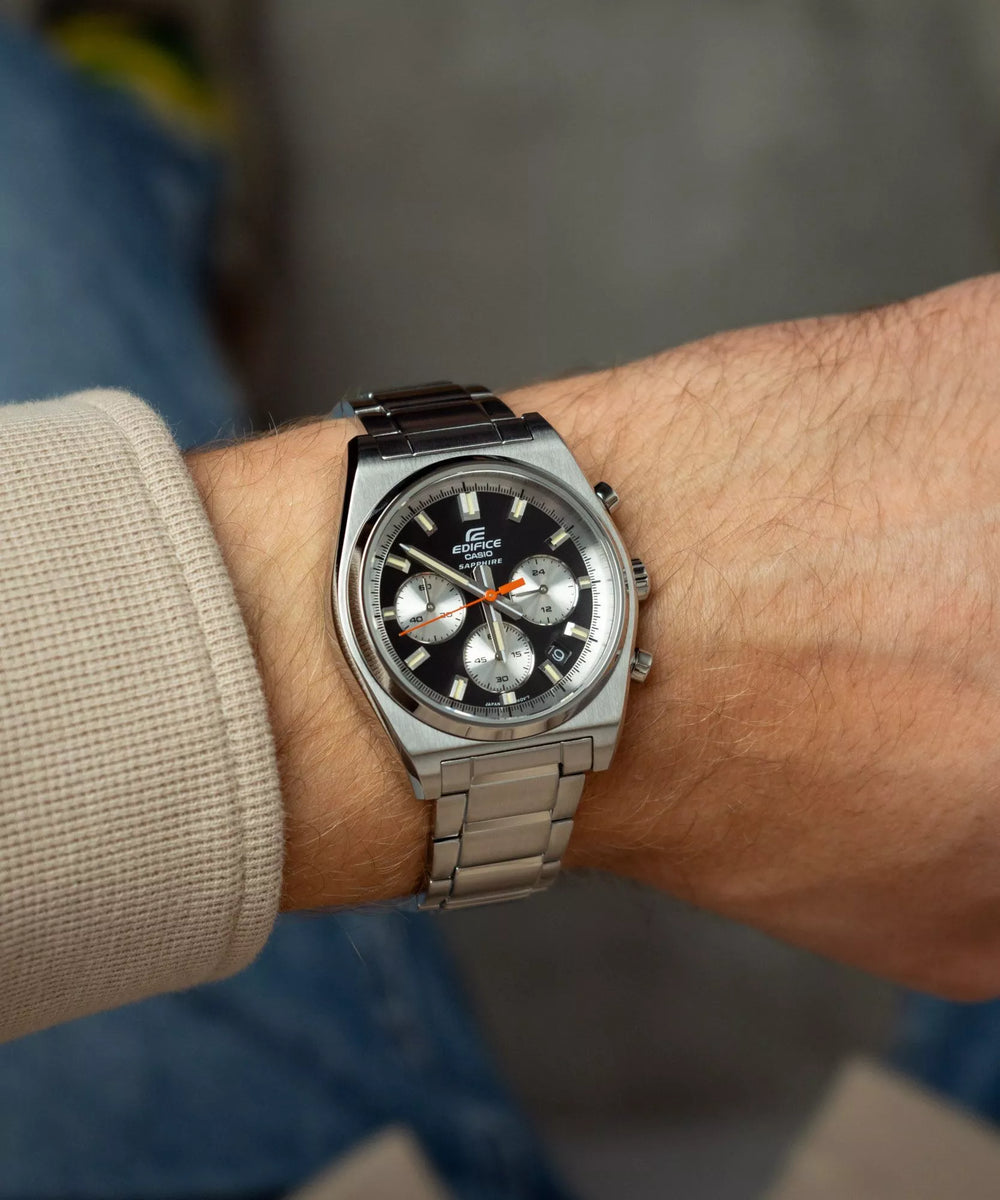 Hombre con Reloj Casio Edifice EFB-730D-1AV cronógrafo acero negro en muñeca
