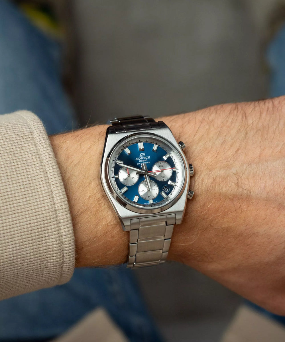 Hombre con Reloj Casio Edifice EFB-730D-2AV cronógrafo acero azul en muñeca
