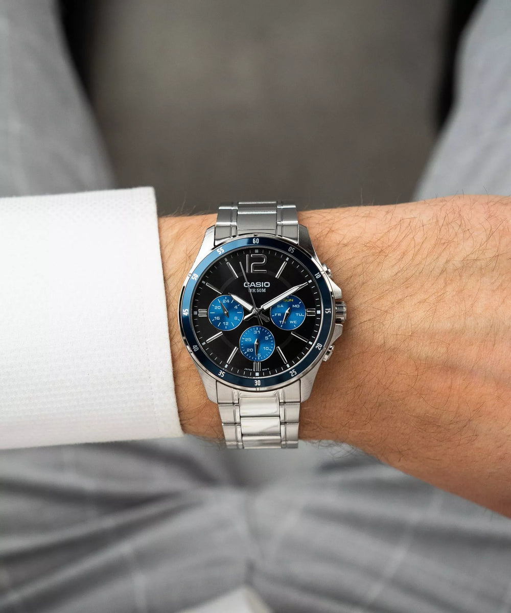 Reloj Casio MTP-1374PD-2AVEF Original en acero inoxidable con esfera negra y detalles azules.