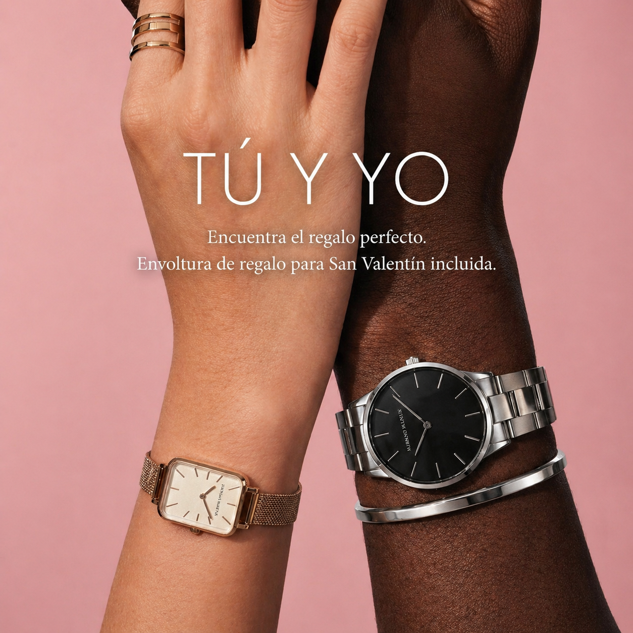 Pareja con diferentes tonos de piel luciendo relojes a juego y sosteniéndose de la mano. Promoción de regalo para San Valentín con envoltura incluida en Lima.