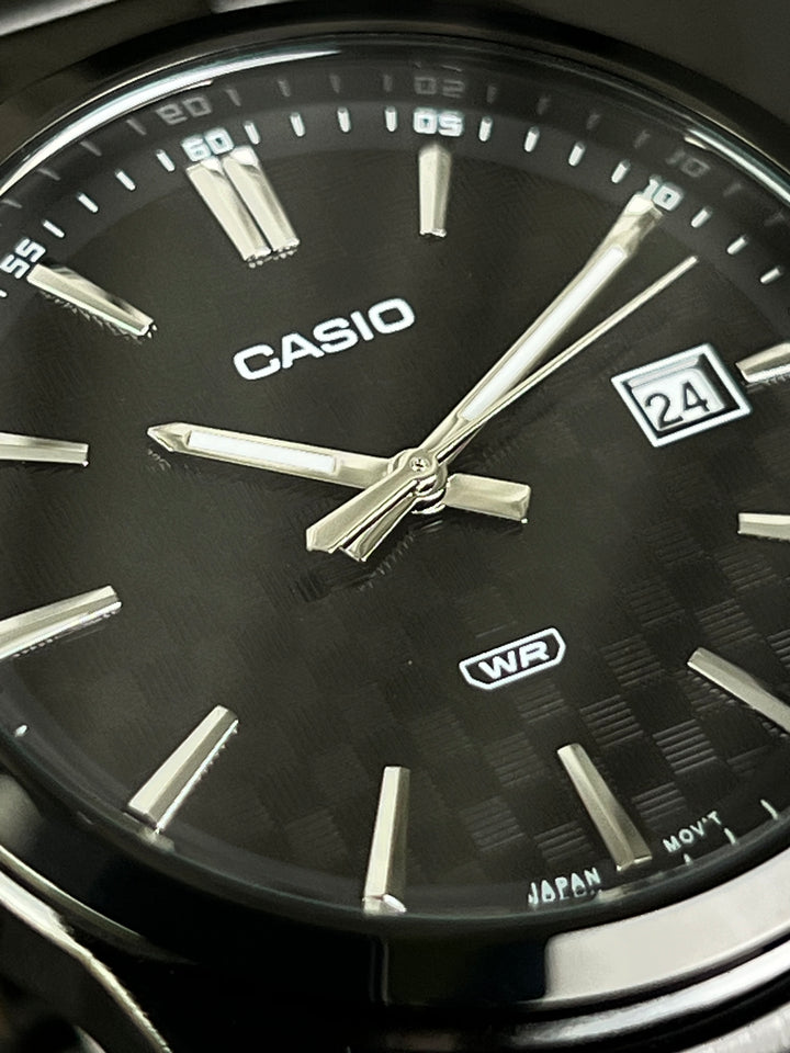 Reloj Casio negro para hombre modelo MTP-VD03B-1A con diseño moderno y resistente