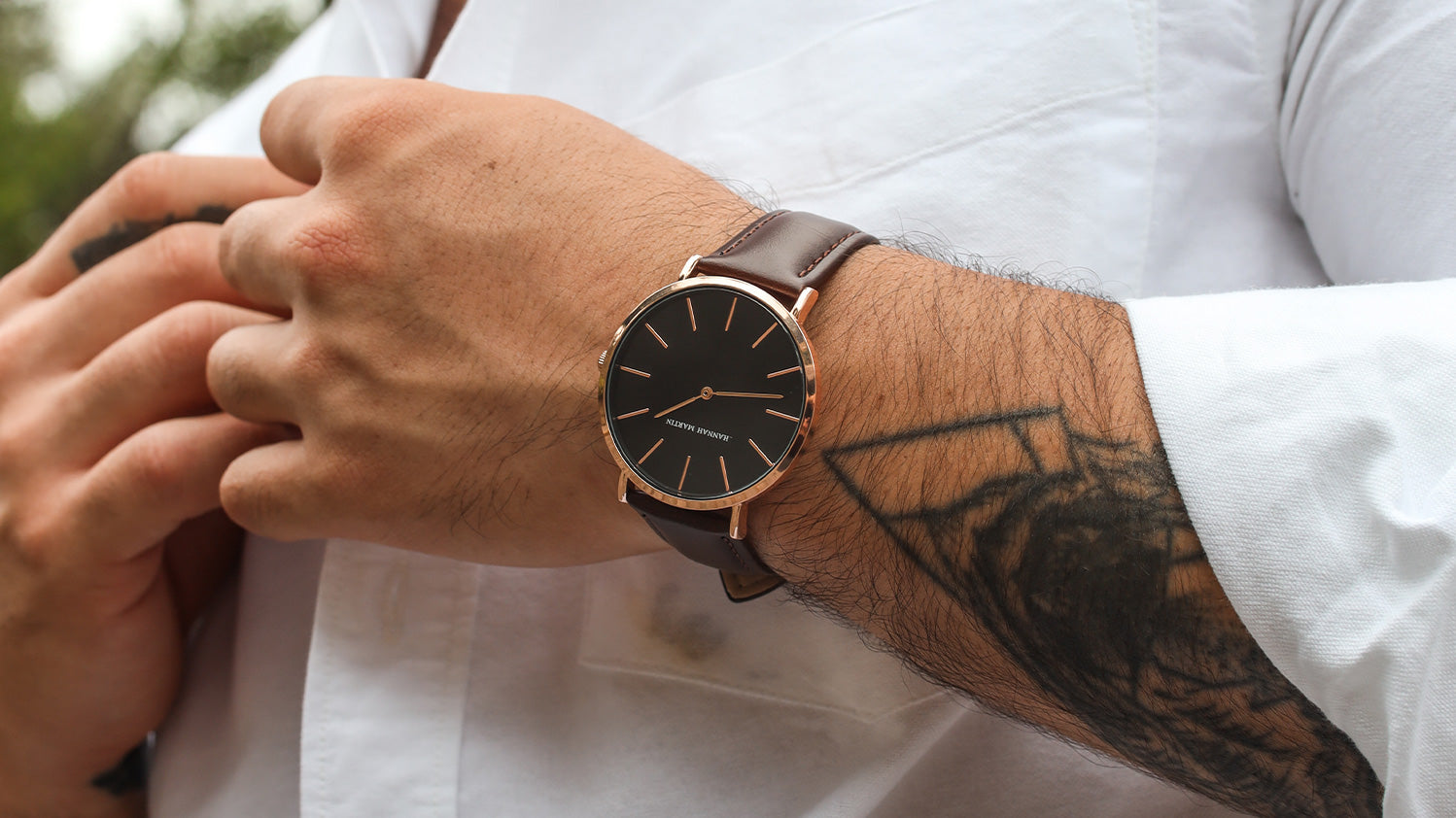 Reloj Hannah Martin con correa de cuero marrón, diseño elegante y moderno para hombre en Perú