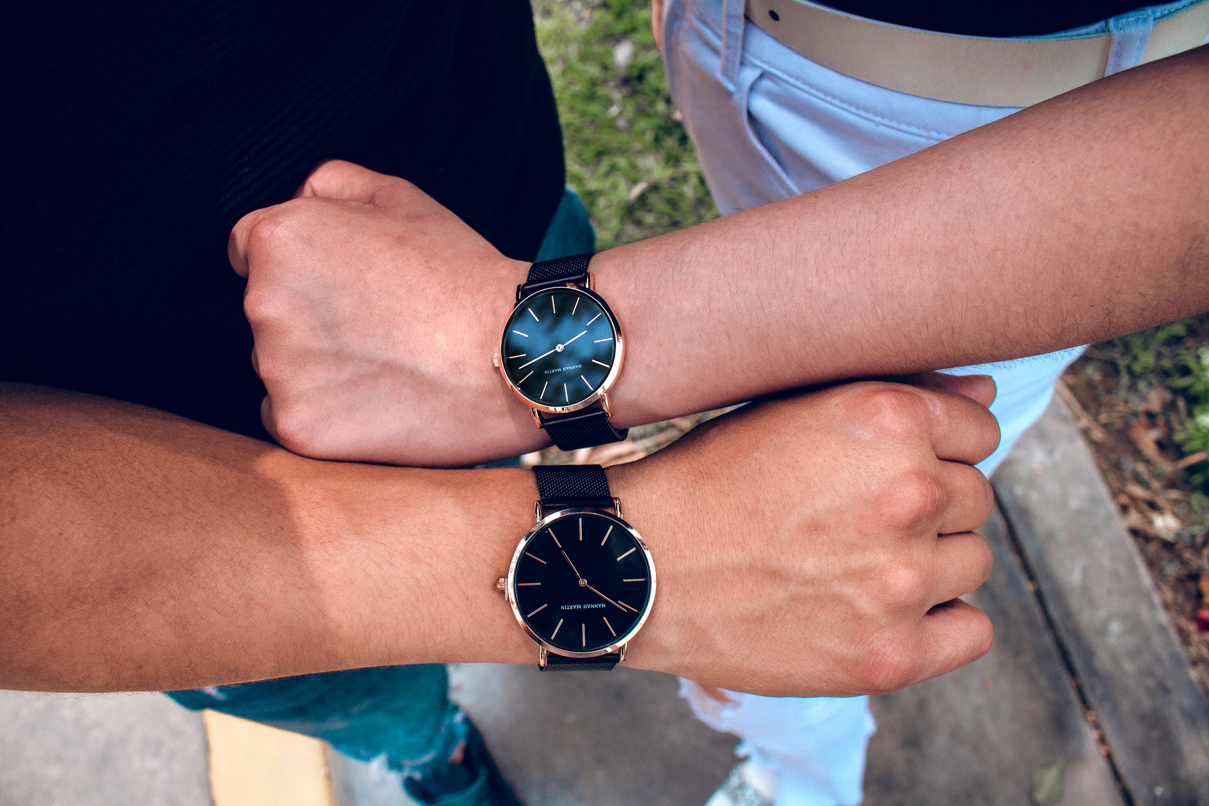 Relojes de pareja de acero color negro con correa de malla, diseño elegante para regalo de aniversario en Perú