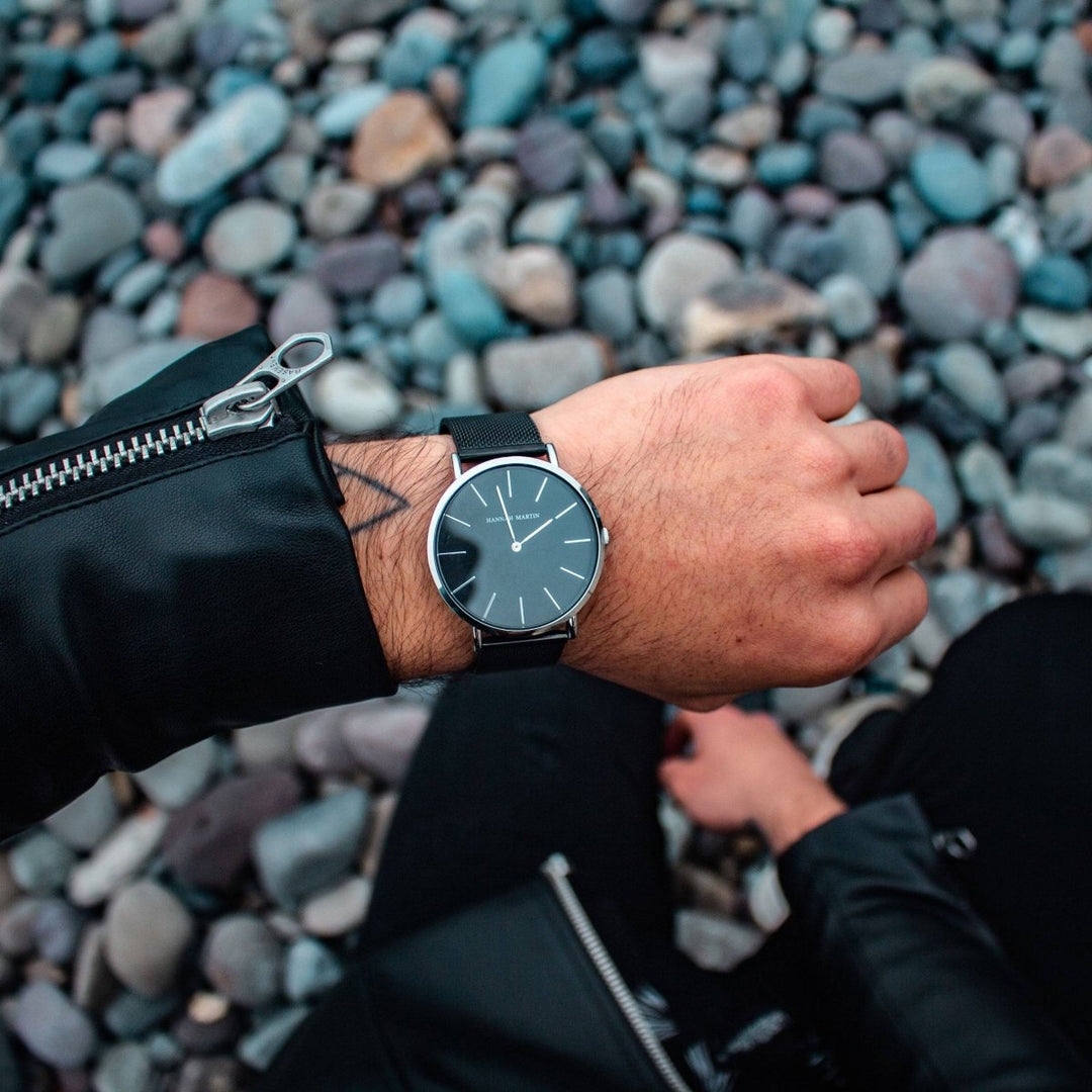 Reloj Hannah Martin para hombre malla plateada esfera negra - Hannah Martin en Perú | Jherr Jewelry